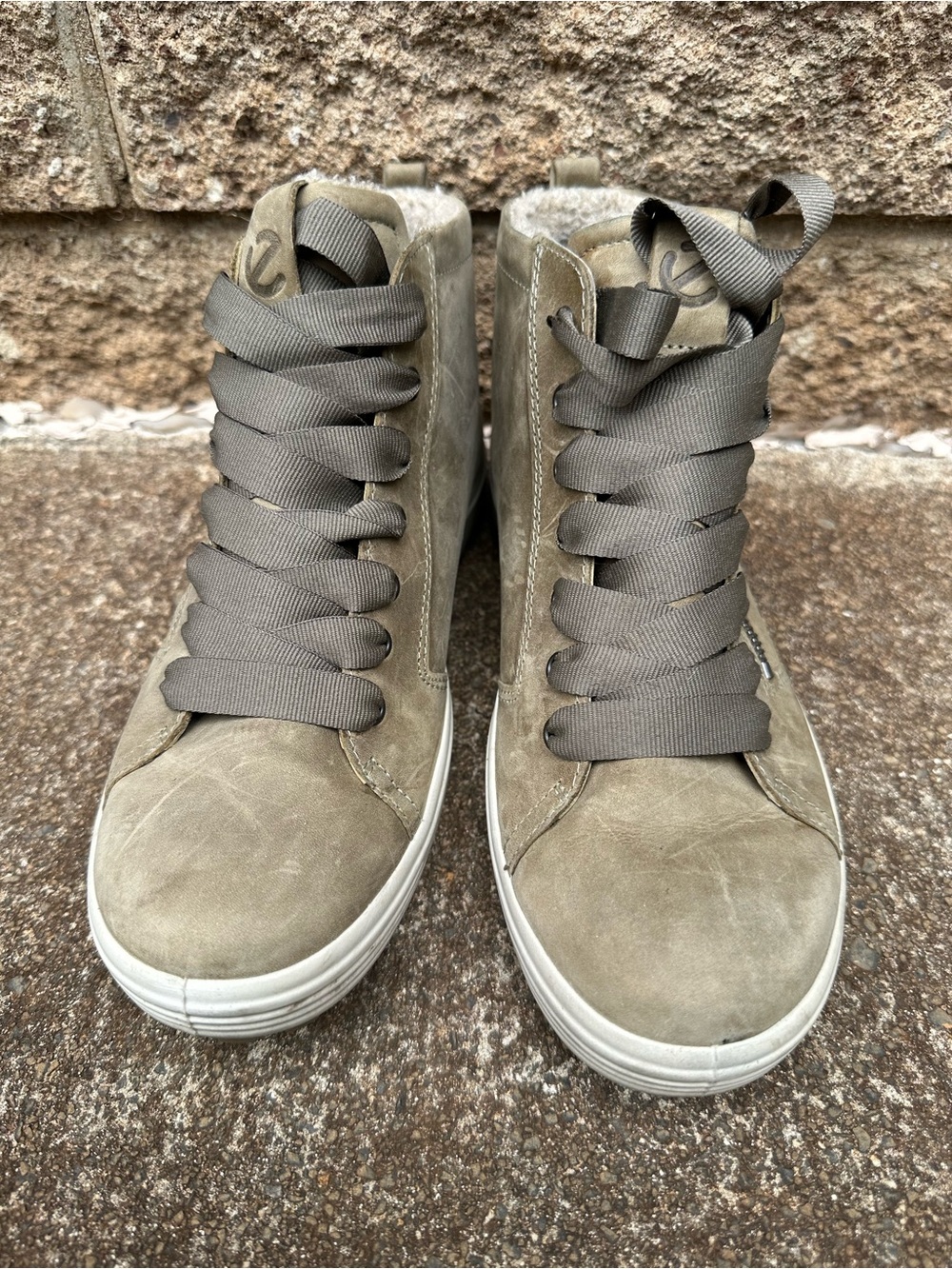 Ecco women’s High-Top Sneakers in Olive Green with Wide Laces